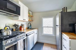 Η κουζίνα ή μικρή κουζίνα στο Stay Portland - Portland Oasis - Stylish 4br Home in Nob Hill