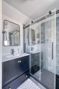 Ένα μπάνιο στο Stay Portland - Portland Oasis - Stylish 4br Home in Nob Hill +52 φωτογραφίες