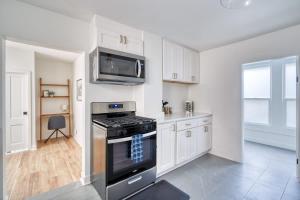 una cucina con fornelli e microonde di Stay Portland - Renovated Historic Nob Hill Home - 94 WalkScore a Portland