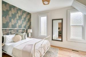 una camera da letto con un letto e uno specchio di Stay Portland - Renovated Historic Nob Hill Home - 94 WalkScore a Portland Altre 28 foto