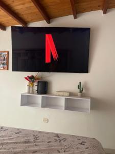 TV a/nebo společenská místnost v ubytování Oxford House