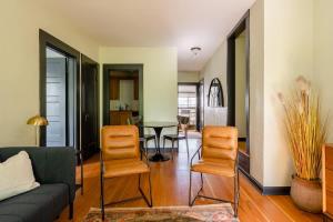 ポートランドにあるStay Portland - Moab Vibes in PDX- Walk to Local Coffee & Foodのソファと椅子とテーブルのあるリビングルーム