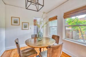 una sala da pranzo con tavolo e sedie di Stay Portland - Sedona Vibes in PDX- Walk to Local Shops & Coffee a Portland