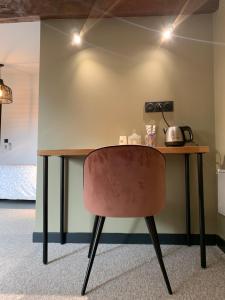 a desk with a chair in a room at La Maison VH in Mont-de-Marsan