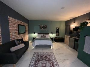 une chambre avec un lit et un canapé dans l'établissement Southern Comfort Guest House, à Bellville