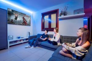 TV a/nebo společenská místnost v ubytování Berloga Capsule Hotel JBR + 6 fotografií