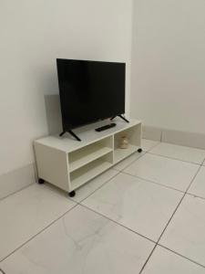 TV a/nebo společenská místnost v ubytování Casa em condomínio