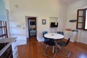 A kitchen or kitchenette at Duca House