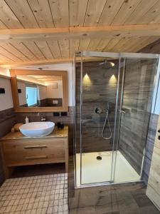 un baño con ducha y lavabo en Appartamento Cima 12, en Pozza di Fassa 39 fotos más