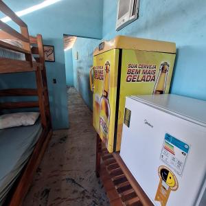 una habitación con un par de cajas y una nevera en Hospedaria Coisa Linda Caraiva, en Caraíva