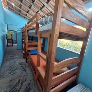 Dos literas en una habitación con ventana. en Hospedaria Coisa Linda Caraiva, en Caraíva