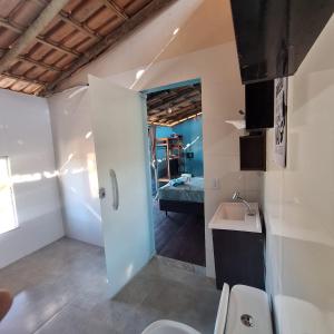 Habitación con baño con aseo y lavabo. en Hospedaria Coisa Linda Caraiva, en Caraíva