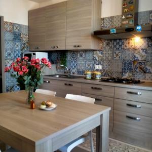 Η κουζίνα ή μικρή κουζίνα στο Casa vacanza Luisa