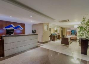 a lobby of a hospital with a reception desk at Flat no Centro Turístico in Manaus