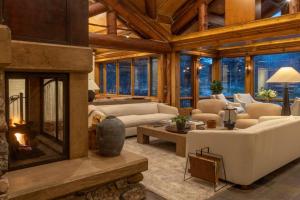 a living room with a fireplace in a wooden house at Apres Lodge 5 Bedroom in Hailey