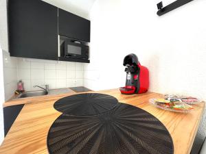 Kuchyň nebo kuchyňský kout v ubytování 2 couchages vue Port piscine Le Cap d'Agde + 3 fotografie