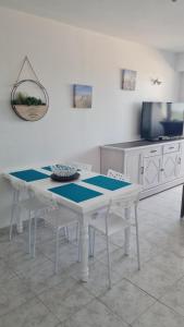 un tavolo bianco e sedie in cucina di CHARMANT T2 Avec LOGGIA VUE MER a Saint-Hilaire-de-Riez Altre 22 foto