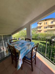 un tavolo su un balcone con vista su un edificio di Lucky House a Borghetto di Vara