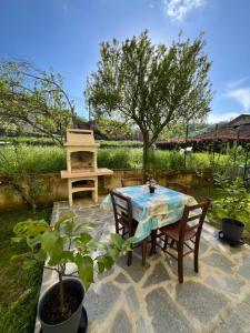 un patio con tavolo, sedie e griglia di Lucky House a Borghetto di Vara