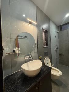 حمام في Luxury 1BR in 4BHK Shared Spaces Vadodara