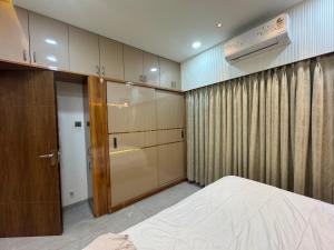 سرير أو أسرّة في غرفة في Luxury 1BR in 4BHK Shared Spaces Vadodara