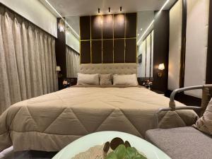 Postel nebo postele na pokoji v ubytování Luxury 1BR in 4BHK Shared Spaces Vadodara