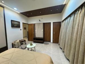 تلفاز و/أو أجهزة ترفيهية في Luxury 1BR in 4BHK Shared Spaces Vadodara