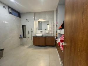 حمام في Luxury 1BR in 4BHK Shared Spaces Vadodara