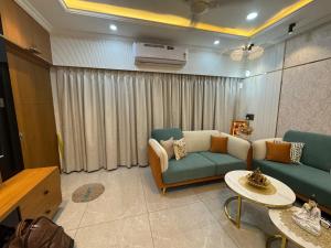منطقة جلوس في Luxury 1BR in 4BHK Shared Spaces Vadodara