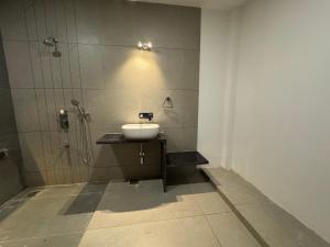حمام في Luxury 1BR in 4BHK Shared Spaces Vadodara