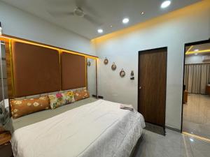 سرير أو أسرّة في غرفة في Luxury 1BR in 4BHK Shared Spaces Vadodara