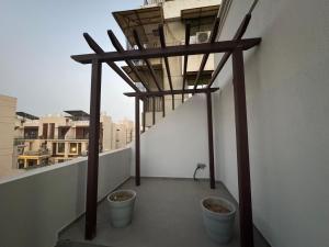 شرفة أو تراس في Luxury 1BR in 4BHK Shared Spaces Vadodara