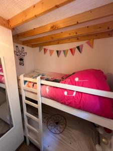 Posteľ alebo postele v izbe v ubytovaní MER ET SOLEIL Joli studio cabine mezzanine COSY Mt St Martin Cap d'Agde