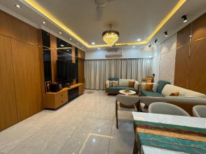 Posezení v ubytování Luxury 1BR in 4BHK Shared Spaces Vadodara