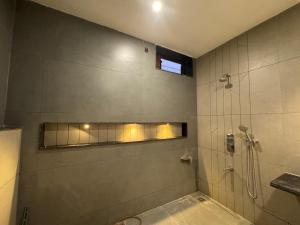 Koupelna v ubytování Luxury 1BR in 4BHK Shared Spaces Vadodara + 37 fotografií