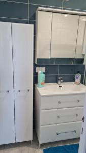 un bagno con un lavandino bianco e uno specchio di CHARMANT T2 Avec LOGGIA VUE MER a Saint-Hilaire-de-Riez