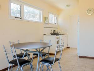 une cuisine avec une table et des chaises dans une pièce dans l'établissement Manadelmar, à Las Gaviotas 8 autres photos