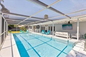 una piscina con pérgola retráctil en 4880 N Banana River Sandys Place, en Cocoa Beach