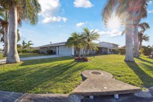 una estatua en un patio con palmeras en 307 Brightwaters Dr, en Cocoa Beach