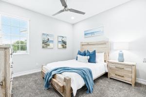 Un dormitorio con una cama y un ventilador de techo. en 148 Mediterranean Way, en Indian Harbour Beach 31 fotos más