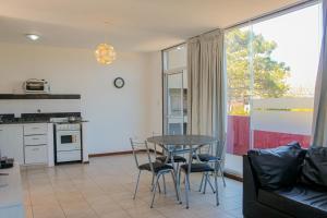 une cuisine et un salon avec une table et des chaises dans l'établissement Manadelmar, à Las Gaviotas