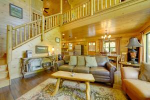 Χώρος καθιστικού στο Cozy Bryson City Cabin with Mountain Views!