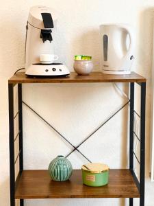 een standaard met een blender en andere spullen erop bij Le Maritime - Proche plage, Wifi in Vaux-sur-Mer +20 foto's