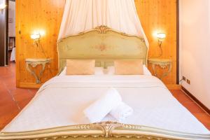 a bedroom with a large white bed with two pillows at Ca'Dinora - Venetia apartment - in Bardolino