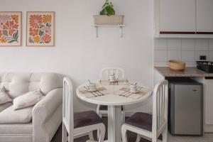 a living room with a table and a couch at Frente al Swissotel, ideal para trabajo y estudios in Quito