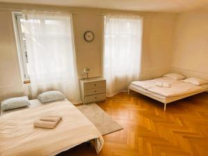 Postel nebo postele na pokoji v ubytování Amazing Apartments, heart of Zurich Old Town Glocken - Self Checkin