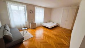 Postel nebo postele na pokoji v ubytování Amazing Apartments, heart of Zurich Old Town Glocken - Self Checkin