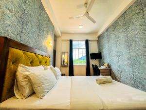 Postel nebo postele na pokoji v ubytování CROWN REGENCY- BADULLA