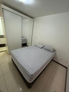 une chambre avec un lit dans une pièce dans l'établissement Apartamento próximo a praia, à Maceió