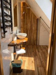 a bathroom with a sink and a staircase at Mały Gazda - całoroczne duże domki o powierzchni 130m z salą zabaw dla dzieci, dla 12 osób in Gliczarów Górny